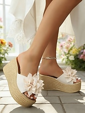 voordelige Sleehaksandalen-Groene sleehak sandalen voor dames – stijlvolle, met bloemen versierde slippers met een sleehak van espadrille-imitatie, perfect voor casual uitjes, zomervakanties en strandfeestjes.