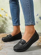 abordables Chaussures sans lacet et mocassins femme-Mocassins perforés pour femmes - chaussures blanches confortables à enfiler avec détails tressés, parfaites au quotidien, au bureau et pour les sorties décontractées.