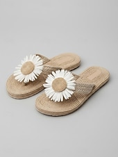 economico Infradito scivolosi-Sandali da spiaggia da donna color arancione acceso con girasoli - romantici sandali bohémien in paglia intrecciata con dettagli floreali per le vacanze estive e le fughe su isole tropicali &amp;feste in