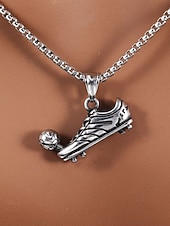 economico Accessori-Collana da uomo in acciaio inossidabile con ciondolo a forma di calcio di pallone, gioiello per tifosi di calcio, ideale per partite e per l'uso quotidiano.