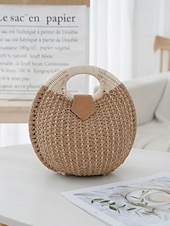 economico Borsette e borse tote-Borsa tote rotonda da donna in paglia, disponibile in diversi colori, ideale per vacanze al mare, viaggi in resort, outfit estivi casual e per un look boho di tutti i giorni.