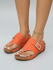abordables Sandalias Planas-Sandalias de cuña para mujer con hebilla de pedrería naranja, sandalias de verano con tira ajustable, calzado casual cómodo de punta abierta para uso diario y viajes. &amp;paseo por el jardín