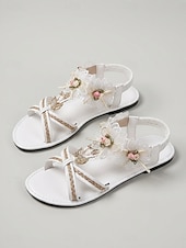 abordables Sandalias Planas-Sandalias de playa blancas románticas para mujer: cómodas chanclas planas con detalle de flor en 3D para vacaciones de verano, bodas en la playa y ropa de resort tropical.