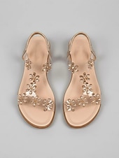 billige Flate sandaler-Damesandaler med blomstermønster og strass – komfortable, avslappede sommersko med t-stropp for hverdagsbruk og romantiske dater på dagtid