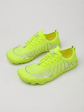 voordelige Heren-Neon groene, sneldrogende waterschoenen voor heren, ademende, lichtgewicht aquasneakers met antislipzool, ideaal voor wateractiviteiten, zwemmen, strandwandelingen, kajakken, kustreizen en buitensporten.