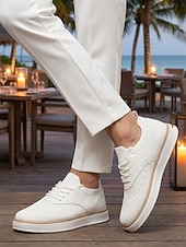 billige Menn-hvite herresneakers - lette, komfortable tursko med snøring - rene sko til ferieturer, spaserturer langs sjøen og smarte, avslappede antrekk