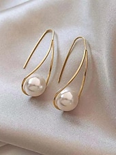abordables Pendiente de mujer-Pendientes de mujer de aleación con forma de gota de agua y perlas de imitación, diseño elegante y minimalista para uso diario, negocios, vacaciones y ocasiones semiformales.