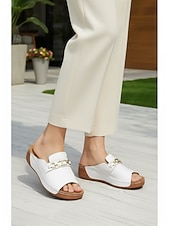 abordables Sandalias deslizantes-Sandalias metalizadas doradas para mujer: sandalias cómodas de punta abierta con detalle de cadena para uso casual y de verano.