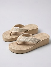 preiswerte Frauen-Damen-Flip-Flops aus Stroh mit Plateausohle – sommerliche Keilsandalen im Boho-Stil mit geflochtenen Riemen, ideal für Strandurlaub und Resort-Aktivitäten. &amp;gemütliches Spazierengehen im Freien