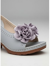 abordables Sandalias de tacón-Sandalias de tacón medio con decoración floral gris para mujer: estilo casual elegante, tacón de bloque cómodo para damas, uso diario, fiestas en el jardín, viajes y eventos de verano.