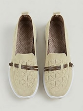 abordables Baskets femme-Baskets beiges respirantes pour femmes - chaussures de marche confortables à enfiler avec bride décorative en similicuir, baskets décontractées antidérapantes pour un usage quotidien, les voyages et