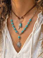 economico Collana da donna-collana da donna bohémien a strati con perline turchesi, catena d'argento e piuma &amp;Ciondolo a forma di fiore, cinturino in finta pelle scamosciata, casual e da vacanza