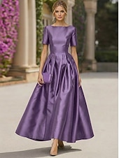 preiswerte Cocktailkleider-A-Linie Bodenlang Cocktailkleider Elegant Kurzarm U-Boot-Ausschnitt Gartenparty Hochzeit Satin mit Falten
