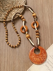 baratos Colar Feminino-Colar feminino boêmio com pingente de madeira, longo, com contas, estilo statement, com pingente de elefante, peixe e flores. Joia artesanal em madeira, ideal para férias, praia, festivais, viagens e