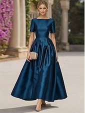 preiswerte Cocktailkleider-A-Linie Bodenlang Cocktailkleider Elegant Kurzarm U-Boot-Ausschnitt Gartenparty Hochzeit Satin mit Falten