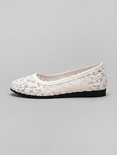 cheap Women's Flats-Women's White Floral Mesh Ballet Flats – Breathable Lightweight Walking Shoes with Cushioned Comfort for Vacation Travel, Garden Parties and Everyday Wear