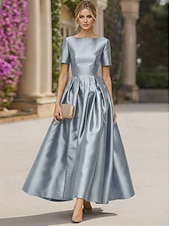 preiswerte Cocktailkleider-A-Linie Bodenlang Cocktailkleider Elegant Kurzarm U-Boot-Ausschnitt Gartenparty Hochzeit Satin mit Falten