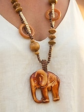 baratos Colar Feminino-Colar feminino boêmio com pingente de madeira, longo, com contas, estilo statement, com pingente de elefante, peixe e flores. Joia artesanal em madeira, ideal para férias, praia, festivais, viagens e