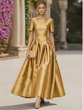 preiswerte Cocktailkleider-A-Linie Bodenlang Cocktailkleider Elegant Kurzarm U-Boot-Ausschnitt Gartenparty Hochzeit Satin mit Falten