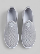 abordables Zapatillas de mujer-Zapatillas de mujer grises transpirables de malla, sin cordones, para caminar: zapatillas ligeras con cuña para viajar, pasear en verano y para uso casual.