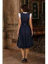 voordelige Dirndl Jurken-Oktoberfest Dirndl-jurk Midi-lengte Schort met satijnlook Met zakken Balconette-halslijn hulp in de huishouding Bavarian Duits Alpine Weiden Dames Carnaval Bierfestival Doek in traditionele stijl