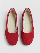 abordables Sandalias planas de mujer-Women's Red Classic Ballet Flats – Soft Faux Suede Slip-On Shoes with Cushioned Insole, Lightweight Flexible Sole and All-Day Comfort for Office, Work, Travel and Casual Wear