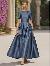 preiswerte Cocktailkleider-A-Linie Bodenlang Cocktailkleider Elegant Kurzarm U-Boot-Ausschnitt Gartenparty Hochzeit Satin mit Falten