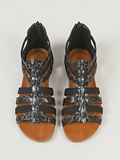 baratos Sandálias Gladiador-Sandálias gladiadoras pretas femininas – sandálias rasteiras confortáveis com tiras elásticas, fecho de zíper na parte de trás, palmilha acolchoada e sola antiderrapante, ideais para viagens, férias e