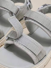 economico Sandali Sportivi-sandali sportivi piatti grigi da donna – sandali da passeggio leggeri e regolabili con triplo cinturino, scarpe comode per esterni, da viaggio &amp;abbigliamento quotidiano