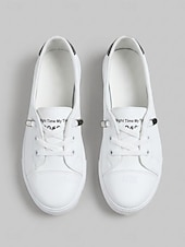 Χαμηλού Κόστους Γυναικεία Sneakers-Γυναικεία κλασικά λευκά casual sneakers – ελαφριά παπούτσια πεζοπορίας με ελαστική ταινία και εύκαμπτη αντιολισθητική σόλα για καθημερινή άνεση, σχολείο, ταξίδια και καθημερινή χρήση.
