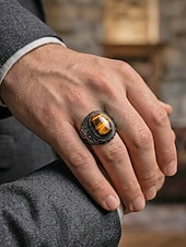 economico Gioielli da uomo-Anello da uomo vintage con pietra occhio di tigre, fascia in lega nera incisa, anello di tendenza in stile etnico bohémien, gioiello maschile per i viaggi estivi, casual &amp;abbigliamento da festival