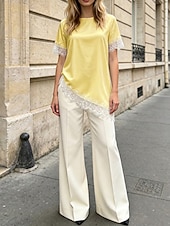  Blusa feminina de cetim com gola redonda, manga curta, estilo camiseta, punhos com acabamento em renda, barra assimétrica com detalhes em renda recortada, modelagem solta e elegante para uso diário.