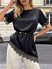  Blusa feminina de cetim com gola redonda, manga curta, estilo camiseta, punhos com acabamento em renda, barra assimétrica com detalhes em renda recortada, modelagem solta e elegante para uso diário.