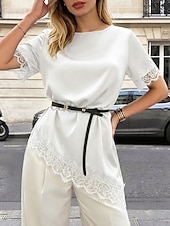  Blusa feminina de cetim com gola redonda, manga curta, estilo camiseta, punhos com acabamento em renda, barra assimétrica com detalhes em renda recortada, modelagem solta e elegante para uso diário.