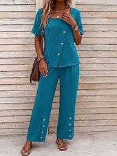  Conjunto feminino de duas peças texturizado, composto por blusa assimétrica de manga curta com decote quadrado e botões, calça pantalona de cintura alta com botões decorativos na barra e um elegante