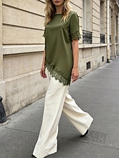  Blusa feminina de cetim com gola redonda, manga curta, estilo camiseta, punhos com acabamento em renda, barra assimétrica com detalhes em renda recortada, modelagem solta e elegante para uso diário.