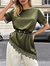  Blusa feminina de cetim com gola redonda, manga curta, estilo camiseta, punhos com acabamento em renda, barra assimétrica com detalhes em renda recortada, modelagem solta e elegante para uso diário.
