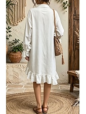  Vestido midi feminino branco com listras verticais, botões na frente, gola lapela, dois bolsos no peito, manga flare com babados, barra com babados irregulares, modelagem solta, leve e casual para o