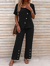  Conjunto feminino de duas peças texturizado, composto por blusa assimétrica de manga curta com decote quadrado e botões, calça pantalona de cintura alta com botões decorativos na barra e um elegante