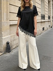  Blusa feminina de cetim com gola redonda, manga curta, estilo camiseta, punhos com acabamento em renda, barra assimétrica com detalhes em renda recortada, modelagem solta e elegante para uso diário.