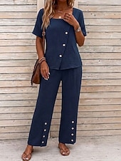  Conjunto feminino de duas peças texturizado, composto por blusa assimétrica de manga curta com decote quadrado e botões, calça pantalona de cintura alta com botões decorativos na barra e um elegante