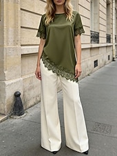  Blusa feminina de cetim com gola redonda, manga curta, estilo camiseta, punhos com acabamento em renda, barra assimétrica com detalhes em renda recortada, modelagem solta e elegante para uso diário.