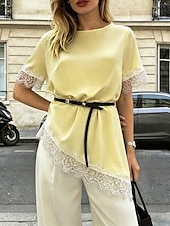  Blusa feminina de cetim com gola redonda, manga curta, estilo camiseta, punhos com acabamento em renda, barra assimétrica com detalhes em renda recortada, modelagem solta e elegante para uso diário.