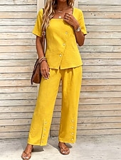  Conjunto feminino de duas peças texturizado, composto por blusa assimétrica de manga curta com decote quadrado e botões, calça pantalona de cintura alta com botões decorativos na barra e um elegante
