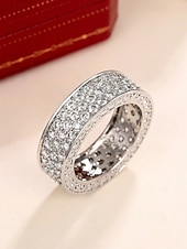 voordelige Heren sieraden-Luxe herenring van legering met strass-steentjes en diamantlook, brede, opvallende modering in verschillende maten voor feesten, bruiloften, banketten, avondjes uit en formele avondkleding.