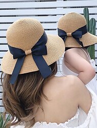 máma a já slaměné klobouky ležérní design motýlek hnědá rodinná fotografie odpovídající oblečení máma a dcera