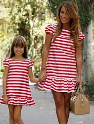 Спортивные платья в полоску с рисунком «Мама и я» &amp; Красное платье-футболка выше колена с короткими рукавами и рюшами на открытом воздухе, платье-футболка, активные одинаковые наряды