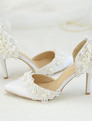 Elegantes tacones altos de novia con encaje de perla blanca: zapatos de boda con plataforma y apliques florales para ceremonias en salones de baile interiores y jardines.