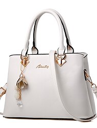 ゴールドの金具と花のチャームが付いた女性用のエレガントなホワイトのフェイクレザーハンドバッグ - 普段使いにも特別な機会にも使えるスタイリッシュなショルダーバッグ