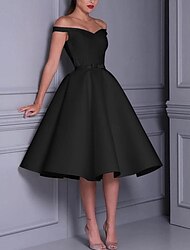 A-linja Polven yli Pieni valkoinen mekko Cocktailmekot Häämekot Morsiuspuvut 1950-luku minimalistinen Valkoiset pikkumekot Hihaton Olkaimeton Häävieras valmistuminen Syksyinen häävastaanotto Satiini